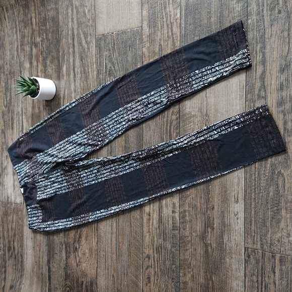 💥2/$20💥 Geometric Leggings - Picture 3 of 5